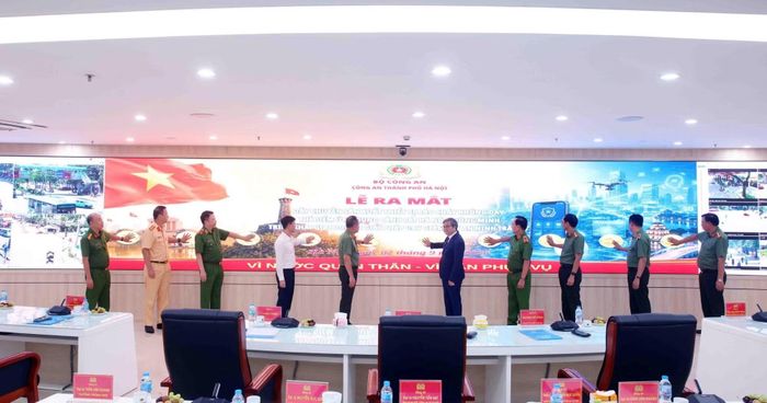 Các đại biểu thực hiện nghi thức ấn nút chính thức ra mắt 3 sản phẩm, giải pháp chuyển đổi số trọng điểm của Công an Thủ đô.