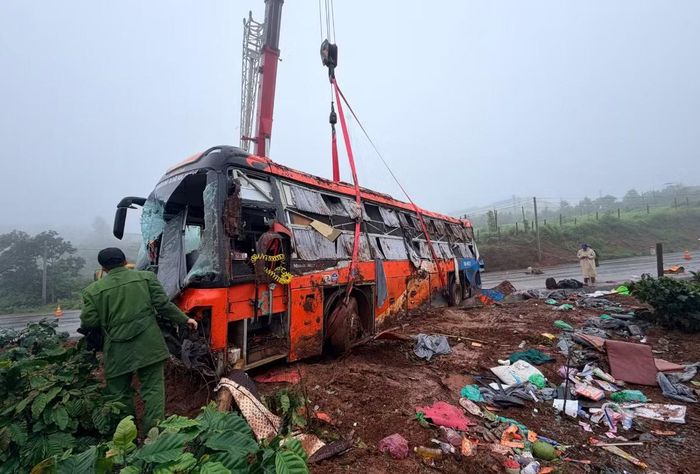 Lực lượng Công an tiến hành khám nghiệm hiện trường vụ tai nạn.