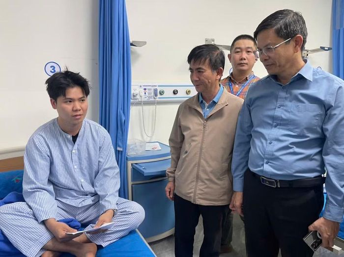 Phó Chủ tịch UBND tỉnh Gia Lai cùng các sở, ngành thăm hỏi các nạn nhân bị thương đang điều trị tại bệnh viện.