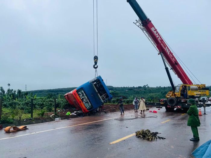 Lực lượng Công an cùng các cơ quan chức năng tiến hành khám nghiệm hiện trường điều tra vụ tai nạn.