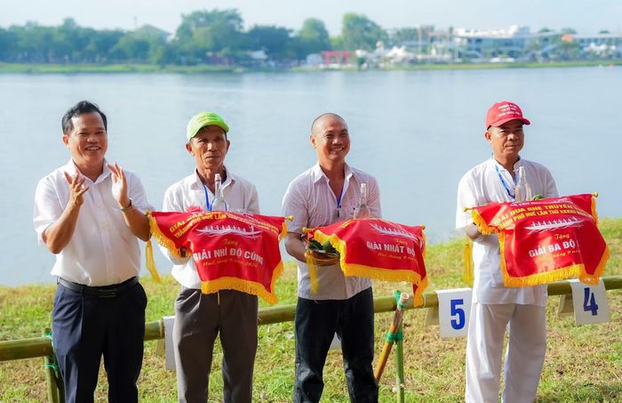 Ban tổ chức trao giải cho các đội đua ghe đạt giải.