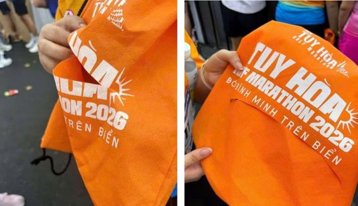 Túi vải vận động viên mang trên lưng đã bị kẻ gian rạch một vết dài để lấy trộm tài sản.