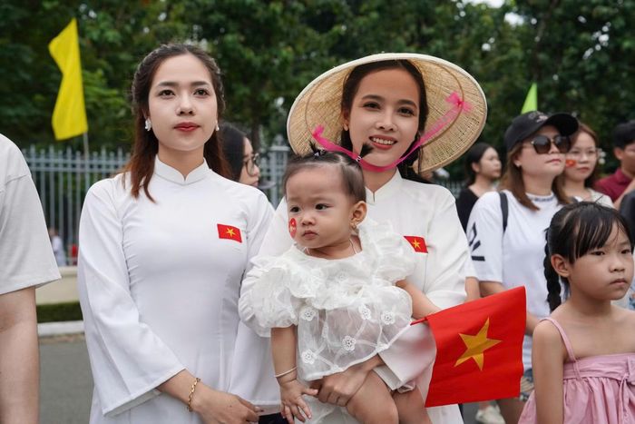 Nhiều du khách và nhiều gia đình đã đưa con nhỏ đến Hội trường Thống Nhất để khám phá không gian lịch sử, giúp các em hiểu hơn về cội nguồn dân tộc và lưu giữ những khoảnh khắc ý nghĩa.