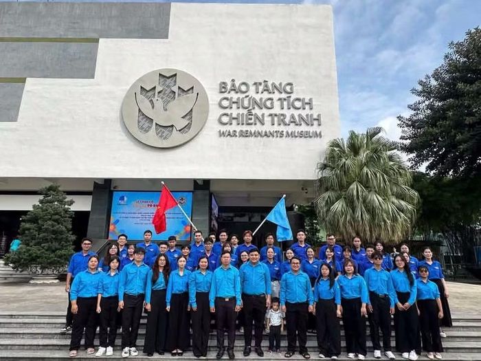 Lễ chào cờ “Tôi yêu Tổ quốc tôi” do Hội LHTN Việt Nam phường Xuân Hoà tổ chức.