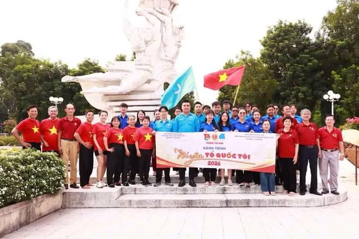 Lễ chào cờ “Tôi yêu Tổ quốc tôi” tại phường Tân Định.
