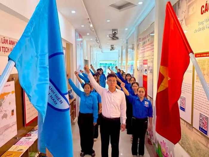 Lễ chào cờ “Tôi yêu Tổ quốc tôi” tại phường Bàn Cờ.