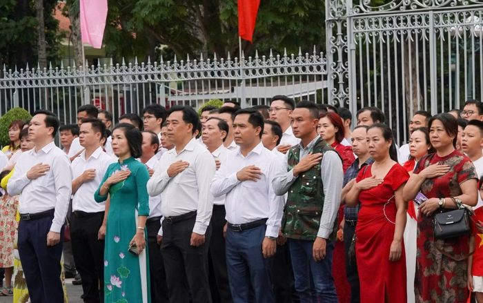 Tham dự buổi lễ có Ban Giám đốc, cán bộ chủ chốt các phòng, ban thuộc Hội trường Thống Nhất, Ban Chấp hành Đoàn Thanh niên cùng hàng chục khách tham quan.