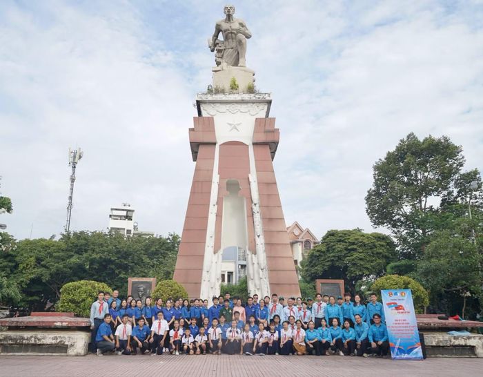 Lễ chào cờ “Tôi yêu Tổ quốc tôi” tại phường Tân Hòa.