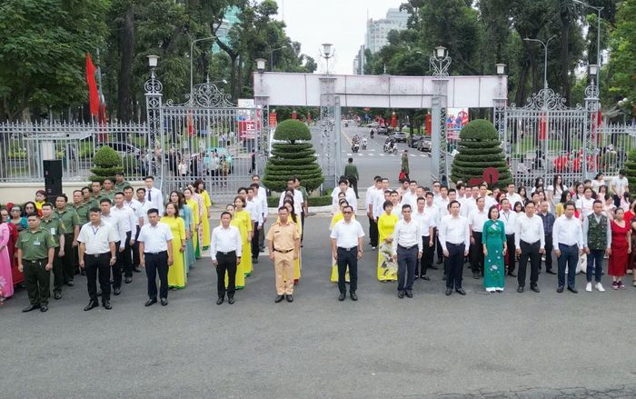 Các cán bộ, nhân viên Ban Quản lý Di tích quốc gia đặc biệt Dinh Độc Lập (Hội trường Thống Nhất) cùng người dân, đông đảo du khách tham dự lễ chào cờ đặc biệt, kỷ niệm 81 năm Quốc khánh Việt Nam.