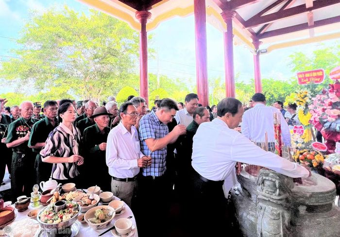 Hàng ngàn người dân đến thắp nhang tưởng niệm Chủ tịch Hồ Chí Minh tại Đền thờ Người.