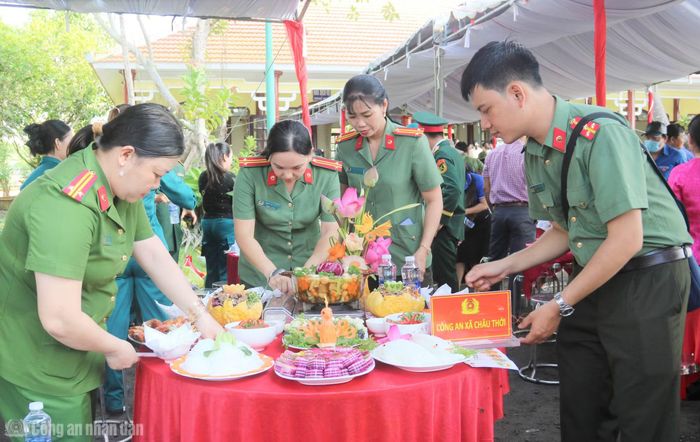 Công xã Châu Thới (tỉnh Cà Mau) chuẩn bị mâm cỗ để dâng lên Bác.