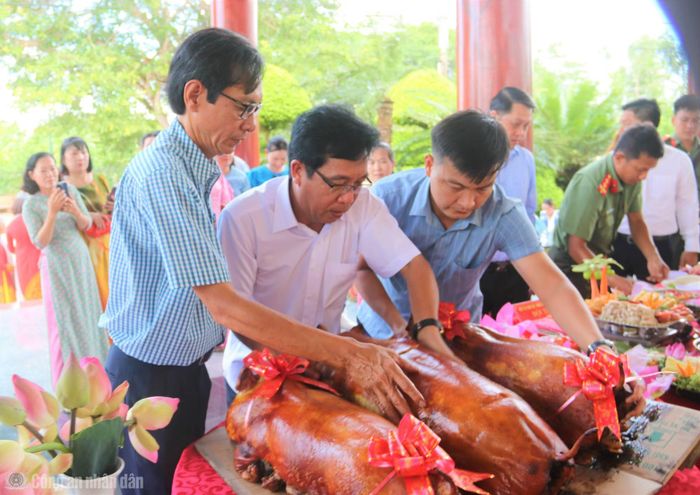 Những món ăn ngon, đặc sản địa phương được người dân dâng lên Bác Hồ trong ngày Lễ giỗ.