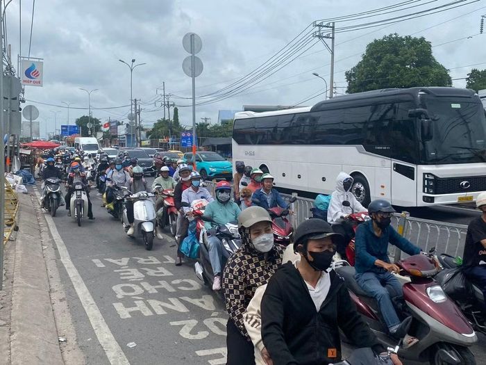 Nhiều điểm giao thông bị ùn ứ, di chuyển chậm do các phương tiện chờ đèn đỏ