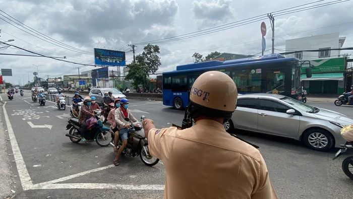 CSGT Công an TP Hồ Chí Minh luôn túc trực tại các tuyến đường cửa ngõ thành phố, đảm bảo giao thông được thông thoáng, tránh ùn ứ.
