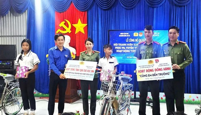 Phòng An ninh điều tra trao tặng 10 suất học bổng, xe đạp và tập cho các em học sinh khó khăn trên địa bàn xã Đá Bạc.