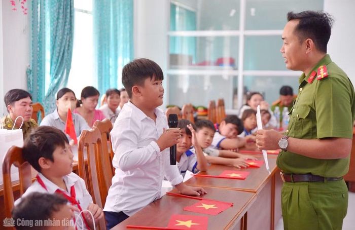 Học sinh Trường Tiểu học Tân Ân giao lưu tìm hiểu về Chủ tịch Hồ Chí Minh, Cách mạng Tháng Tám và Quốc khánh 2/9.