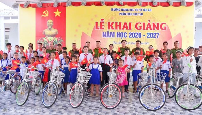 Phòng Cảnh sát kinh tế phối hợp Công an xã Tân Ân thực hiện chương trình “Tôi yêu Tổ quốc Việt Nam” trong ngày Quốc khánh 2/9.
