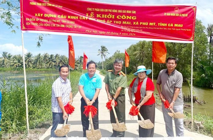 Phòng Tham mưu khởi công xây dựng cầu Cây Me Nhỏ tại ấp Thọ Mai, xã Phú Mỹ, tỉnh Cà Mau.
