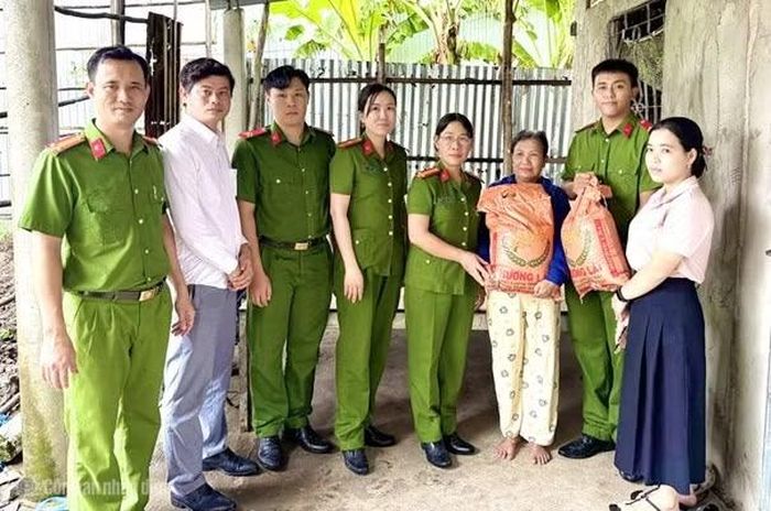 Công an xã Hưng Mỹ đến tận nhà tặng quà Tết Độc lập cho gia đình chính sách, hộ khó khăn.