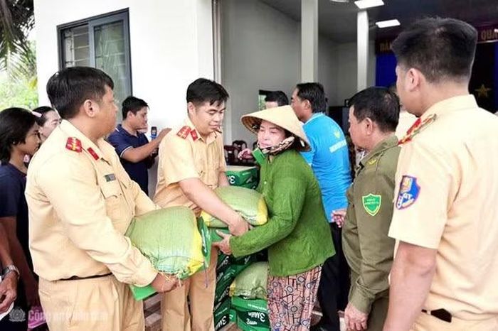 Phòng Cảnh sát giao thông trao tặng 100 suất quà tại ấp 2, xã Hồ Thị Kỷ, tỉnh Cà Mau.