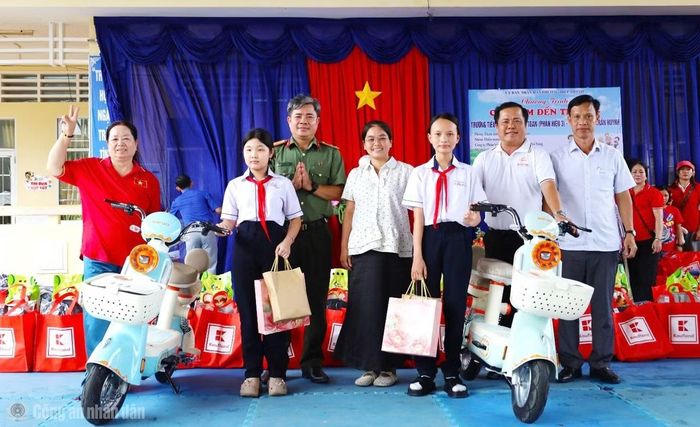 Phòng Tham mưu Công an Cà Mau phối hợp nhà tài trợ tặng 2 xe đạp điện cho học sinh Trường THCS Trần Huỳnh.