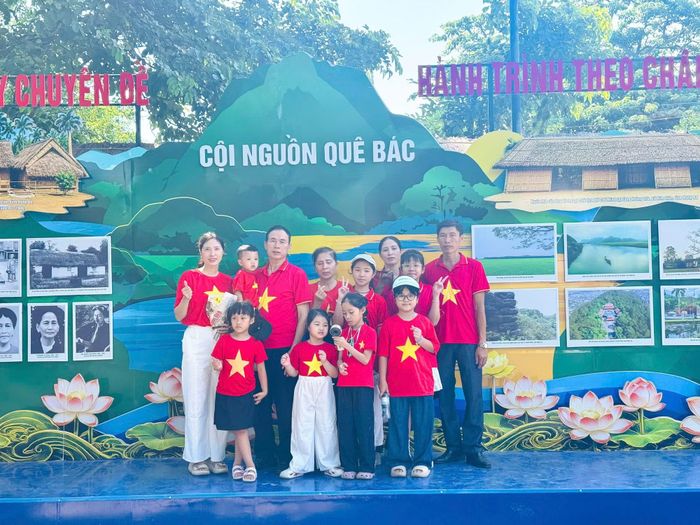 3 thế hệ của gia đình chị Tú Thanh cùng nhau dâng hương và tham quan tại Khu di tích Quốc gia đặc biệt Kim Liên.