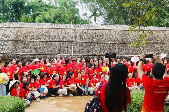 Đông đảo du khách về với Làng Sen - quê hương Chủ tịch Hồ Chí Minh trong dịp Tết Độc lập.