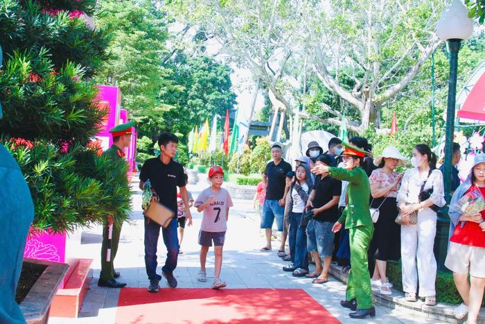 Công an xã Kim Liên hướng dẫn người dân và du khách vào tham quan.