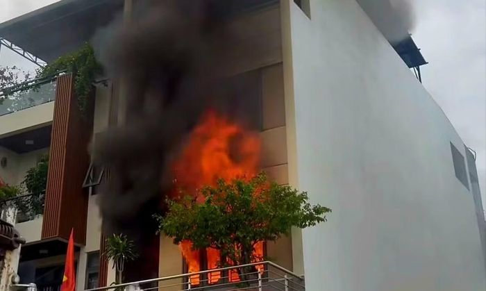 Đám cháy khởi điểm từ tầng 3 căn nhà rồi bùng phát mạnh, cháy lan lên tầng 3 và 4.