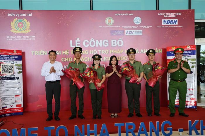 Lãnh đạo Công an, Sở Văn hóa Thể thao và Du lịch tỉnh Khánh Hòa tặng hoa, chúc mừng nhóm tác giả.