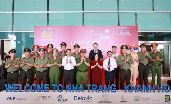 Lãnh đạo Công an, Sở Văn hóa - Thể thao và Du lịch tỉnh Khánh Hòa cùng các đại biểu dự lễ công bố phần mềm “Trợ lý ảo du lịch Khánh Hòa”.