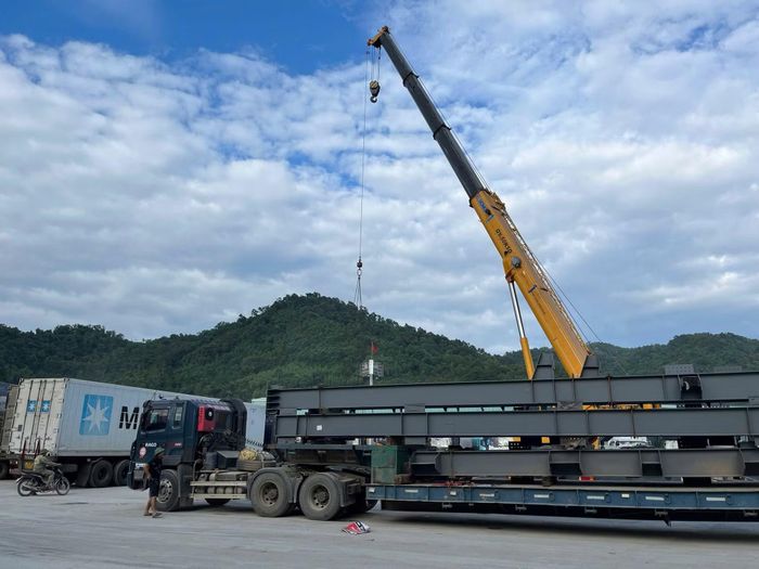 Hoạt động xuất nhập khẩu tại các cửa khẩu Lạng Sơn vẫn diễn ra sôi động.