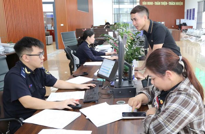Lực lượng Hải quan trực tại các vị trí trọng yếu, tạo thuận lợi thông quan nhanh cho hàng nông sản, trái cây tươi.
