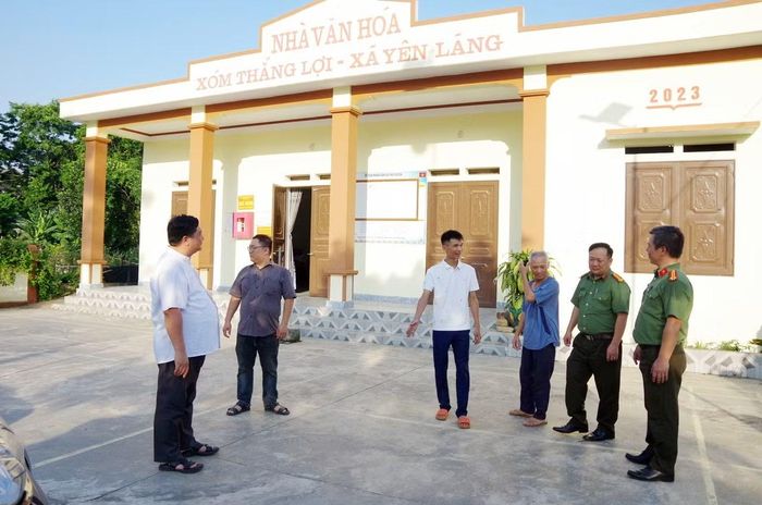 Bà con xóm Thắng Lợi, xã Phú Xuyên chia sẻ niềm vui khi Nhà văn hóa xóm được đưa vào hoạt động.