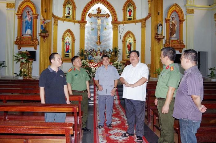 Cán bộ an ninh Công an tỉnh Thái Nguyên trao đổi về công tác đảm bảo an ninh tôn giáo với Linh mục Giáo xứ Yên Lãng, xã Phú Xuyên, tỉnh Thái Nguyên.