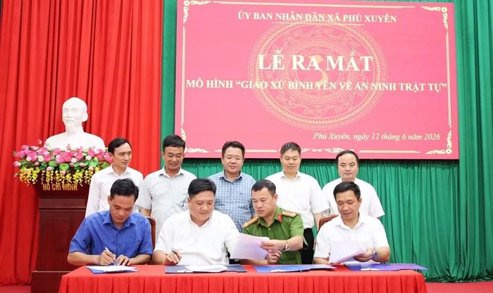 Các đơn vị liên quan ký kết quy chế phối hợp tại Lễ ra mắt Mô hình "Giáo xứ bình yên về ANTT", Giáo xứ Yên Lãng, xã Phú Xuyên, tỉnh Thái Nguyên.