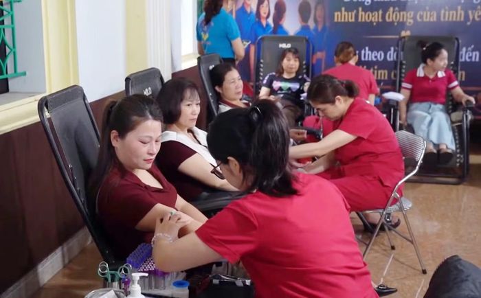 Đồng bào công giáo tham gia hoạt động hiến máu tình nguyện chung sức vì cộng đồng.