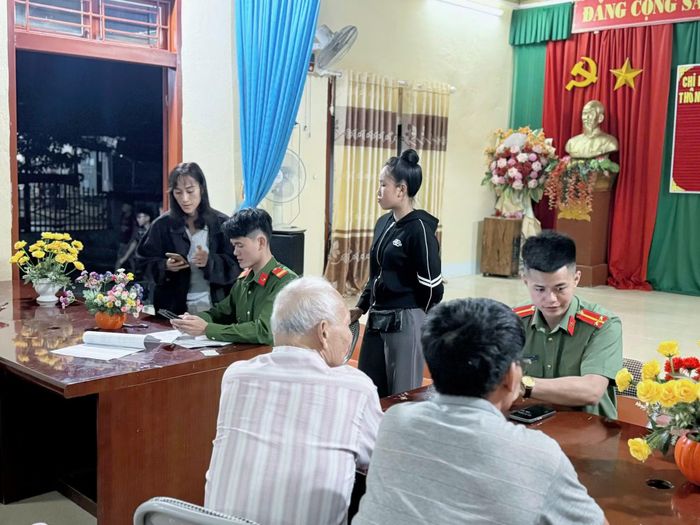 Công an xã Phiêng Khoài hỗ trợ người dân kích hoạt tài khoản định danh điện tử mức độ 2.