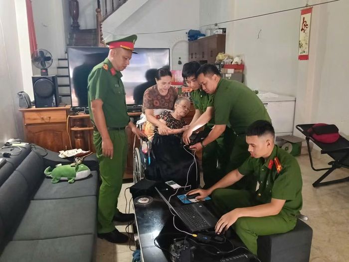 Công an xã Yên Châu thu nhận tại nhà người dân bị liệt, không thể đi lại.