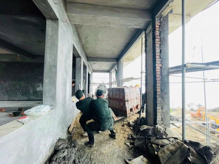 Cán bộ, chiến sĩ Cảnh sát cơ động chung sức đẩy nhanh tiến độ xây dựng trường học tại địa bàn biên giới.