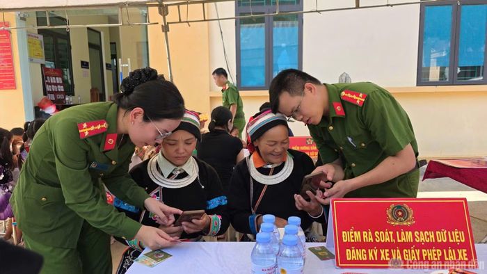 Cán bộ Công an trực tiếp tới những thôn, bản xa trung tâm để hướng dẫn người dân cài đặt, kích hoạt tài khoản VNeID.