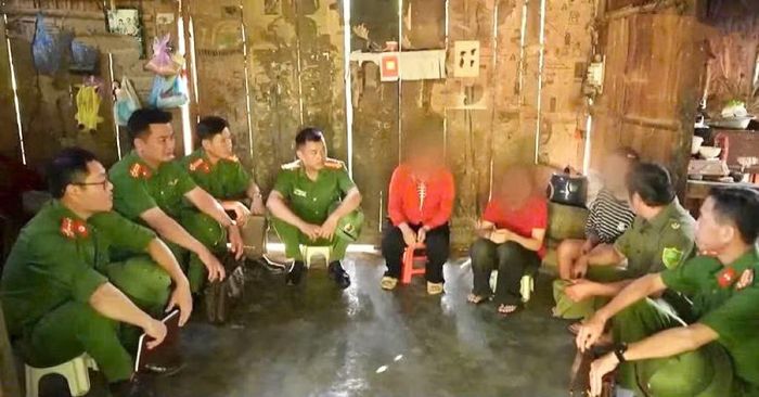Công an xã Cán Tỷ bàn giao 2 cháu được kịp thời giải cứu sau khi bị dụ dỗ bằng chiêu trò “việc nhẹ, lương cao”.