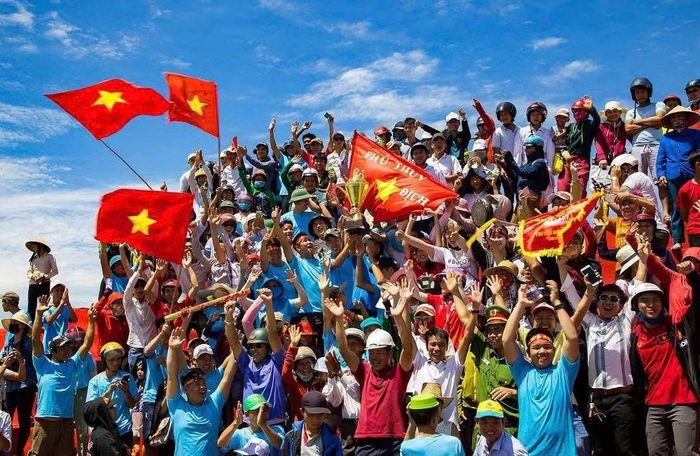 Lễ hội đua thuyền ở Lệ Thuỷ luôn thu hút đông đảo người dân tham gia.
