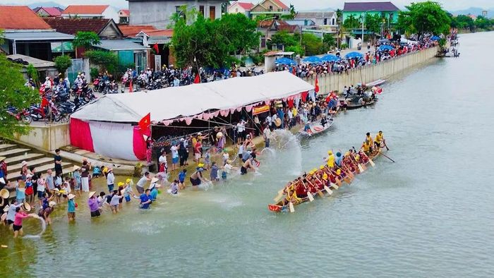Lễ hội đua thuyền ở Lệ Thuỷ năm nay thu hút hàng vạn người dân tham gia cổ vũ.