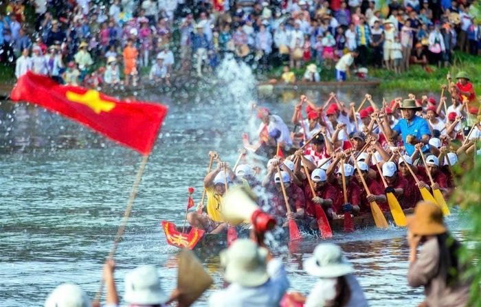 Không khí lễ hội đua thuyền ở Lệ Thuỷ độc đáo, thú vị.