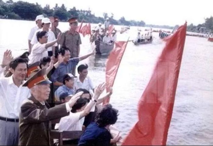 Lúc sinh thời Đại tướng Võ Nguyên Giáp về thăm quê và lên thuyền cổ vũ, động viên các đội tham gia đua thuyền mừng Tết Độc lập trên sông Kiến Giang.