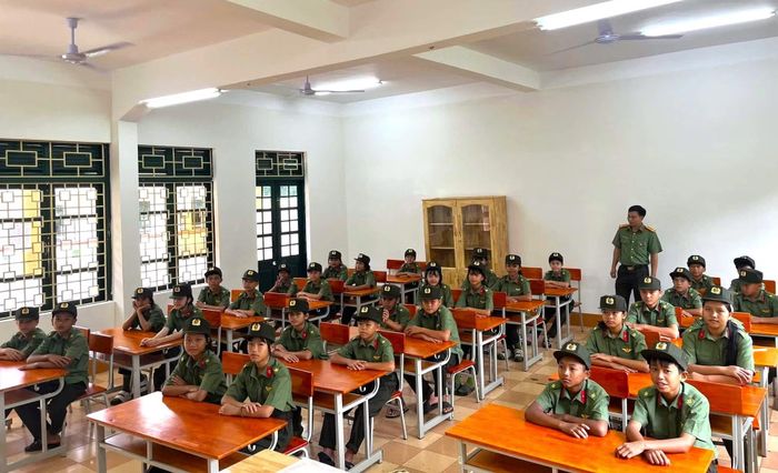 Buổi học đầu tiên của các em học sinh tại Trường Văn hoá CAND II.