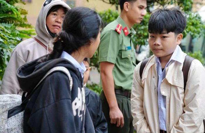 Gương mặt vui mừng xen lẫn hồi hộp, lo lắng của nhiều học sinh khi đến nhập học.