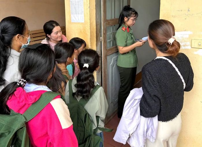 Cán bộ Trường Văn hoá CAND II làm thủ tục cho các học sinh nhập học.