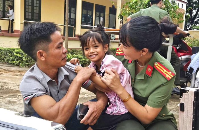 Những học sinh nhí được chào đón tại Trường Văn hoá CAND II.
